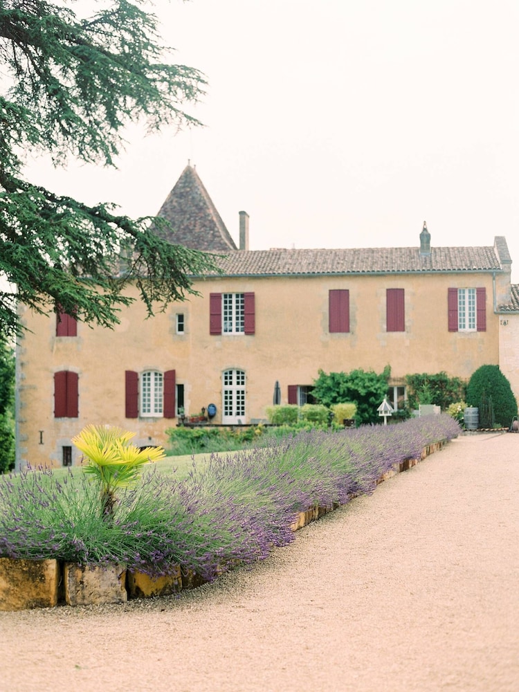 Les Gites du Chateau Mont d Onel — 4-Star Luxury Hotel in Lalinde, France