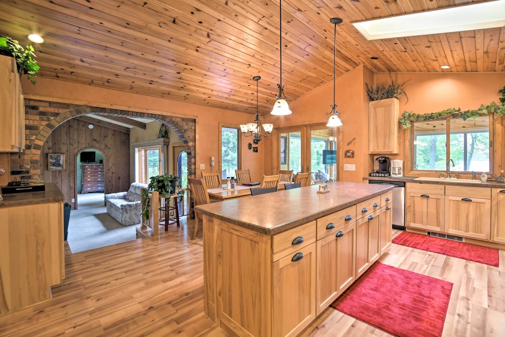 Spacious Lakefront Home with Patio and Boat Dock — 4-Star Luxury Hotel in Laporte, United States