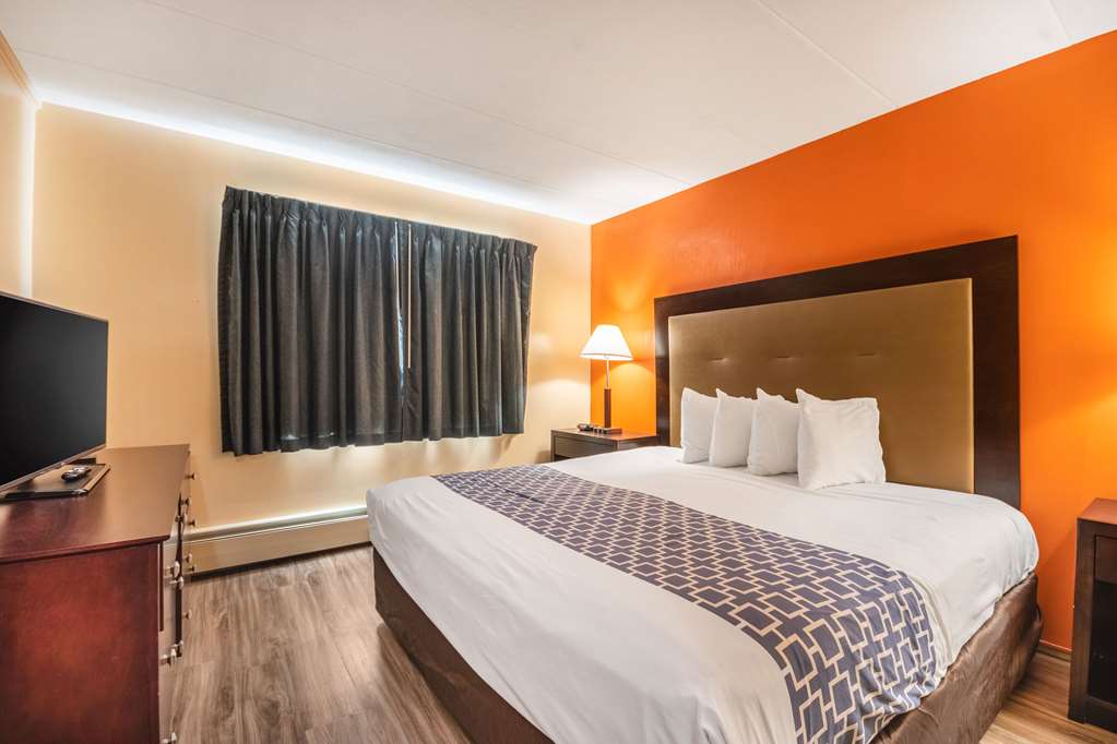 Econo Lodge Inn & Suites Windsor Locks Bradley Airport - photo 11