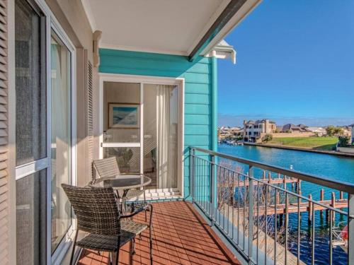 Waters Edge Apartment with Jetty — 4-Star Luxury Hotel in Mandurah, Australia
