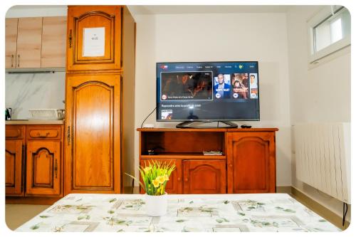 Qhome 5 F3 Confortable Entre Paris Et Disney Parking Prive - carbon neutral hotel in Unknown City
