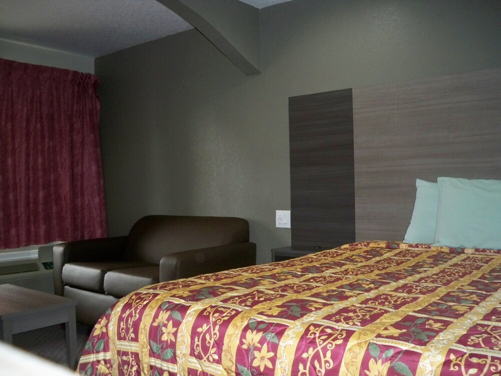Scottish Inn & Suites - photo 10