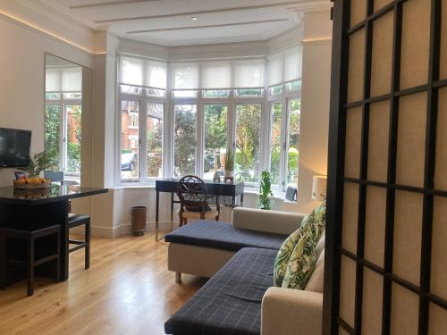 Interior Designed Flat near Kew Botanical Gardens — 4-Star Luxury Hotel in London, United Kingdom