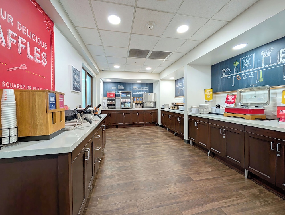 Hampton Inn & Suites Tacoma - photo 28