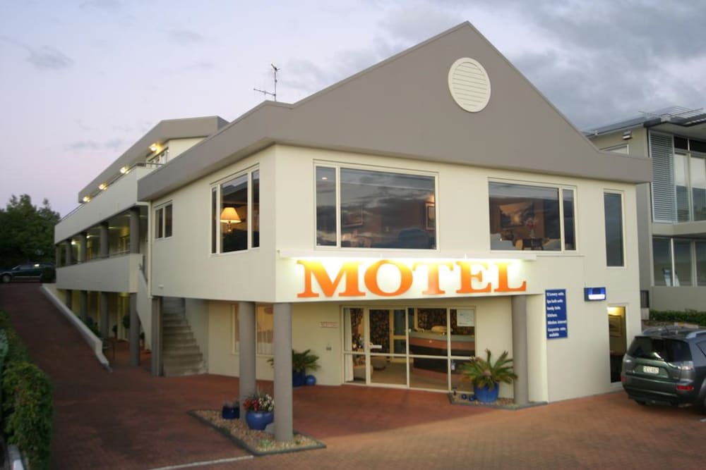 Baycourt Lakefront Motel in Taupo, New Zealand