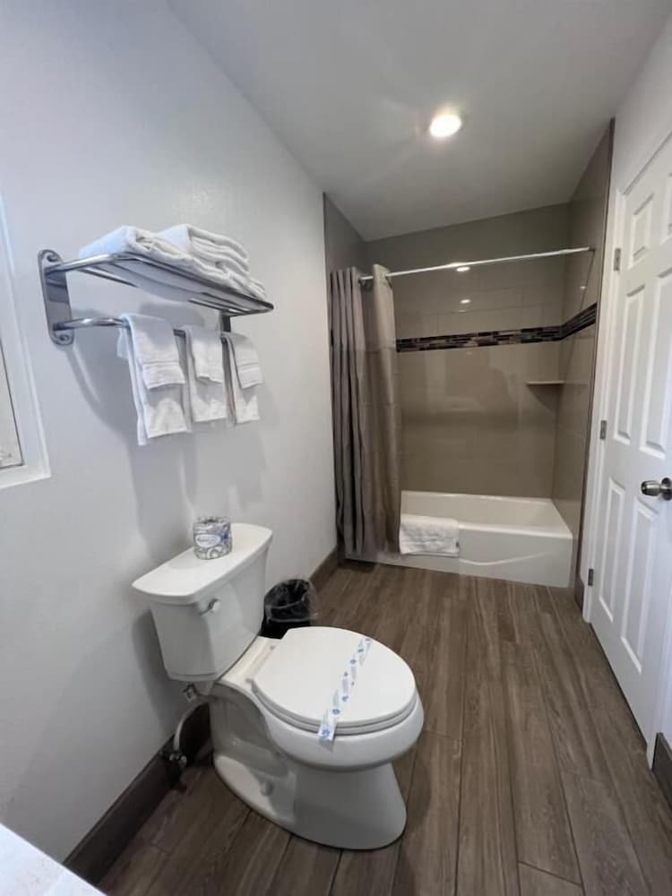 Town and Country Inn - photo 10