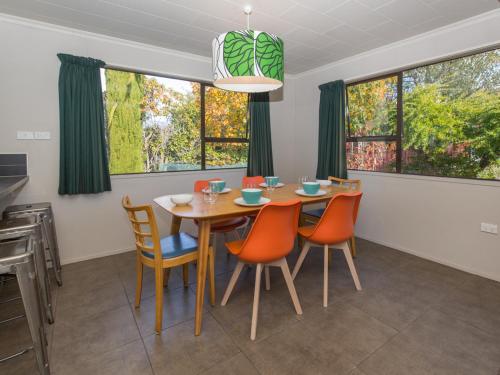 Kowhai Cottage Wanaka Holiday Home — 4-Star Luxury Hotel in Wanaka, New Zealand