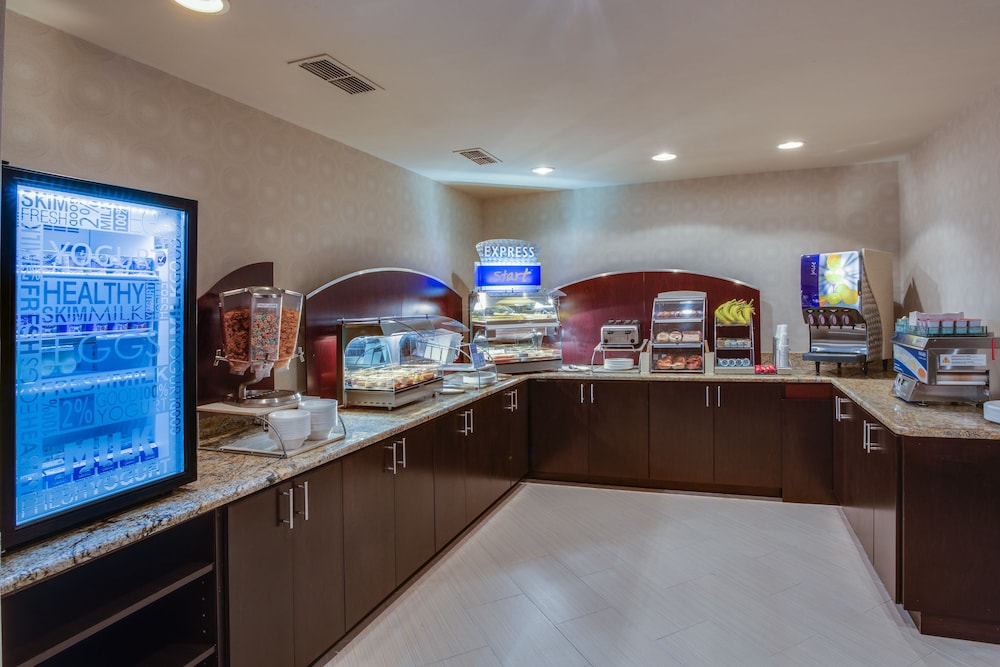 Holiday Inn Express Hotel Naples Downtown 5th Avenue - photo 25