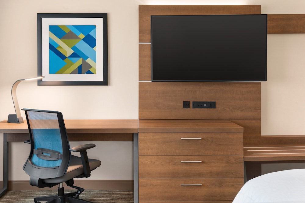 Holiday Inn Express and Suites Beaver Dam - photo 9