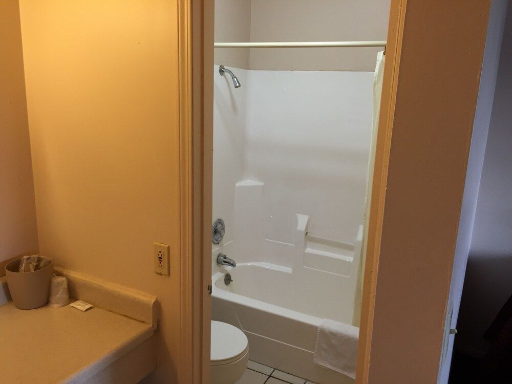Slumber Inn Of Harrisonville - photo 7
