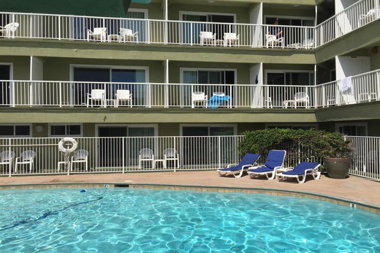 Surfer Beach Hotel - photo 3