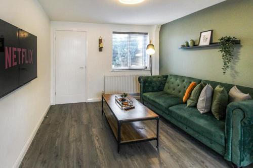 2 Bed Townhouse with Free Parking — 4-Star Luxury Hotel in Nottingham, United Kingdom