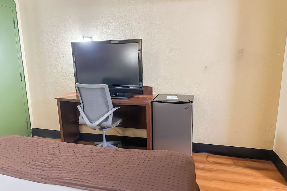 OYO Hotel Mobile AL I 65 at Airport Blvd - photo 23