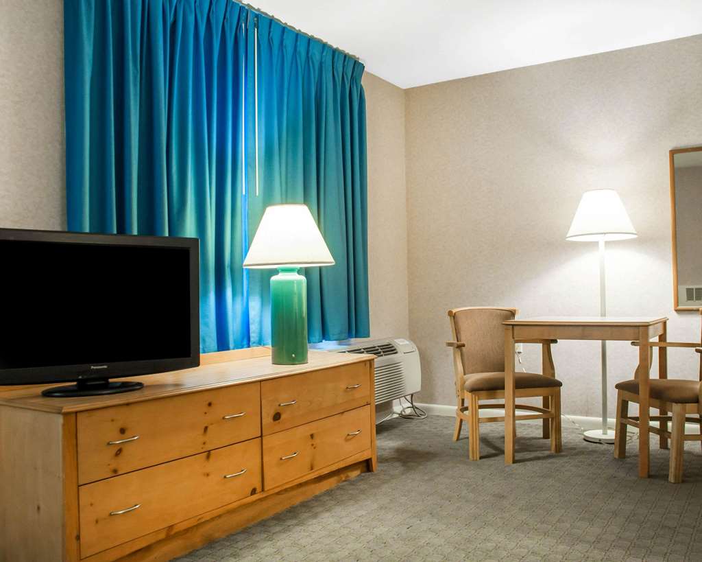 Econo Lodge South - photo 11