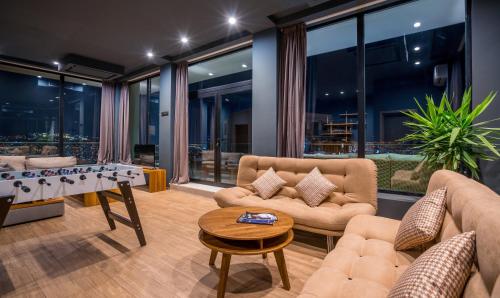Entire House Cityscape Retreat: The View
