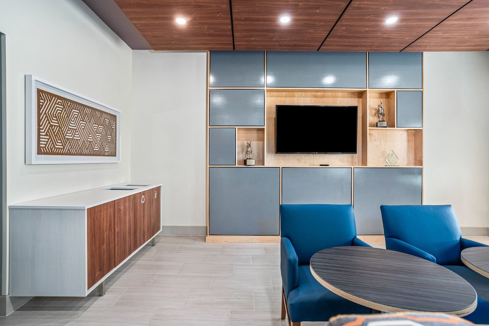 Holiday Inn Express Suites Van Buren Ft Smith Area by IHG - photo 79