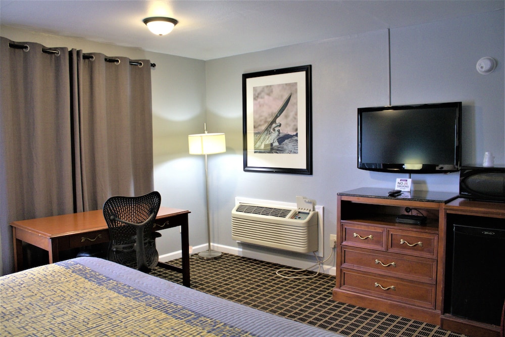Hometowne Inn & Suites - photo 17
