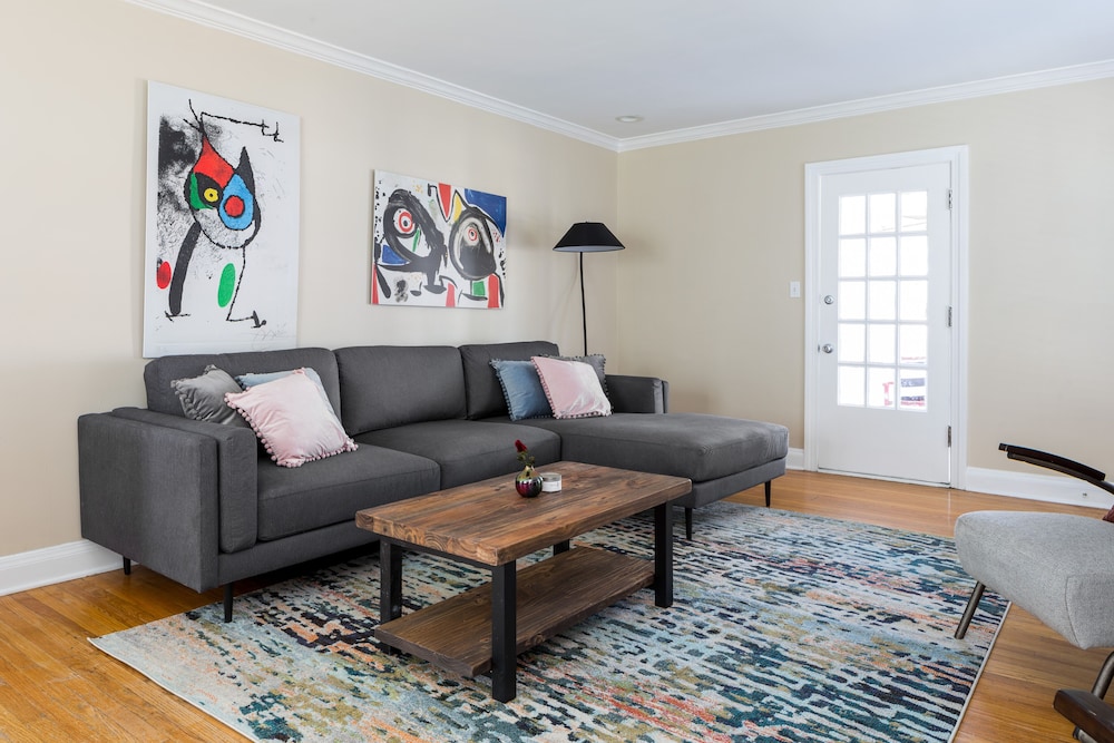 Spacious 6BR 2.5 Bath in Highlands - photo 14