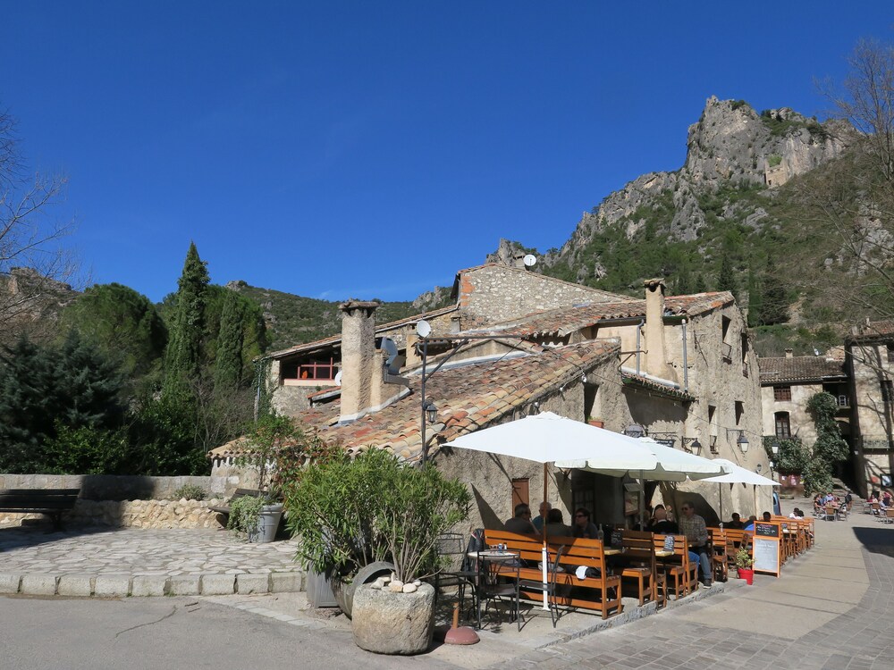La Taverne de l'Escuelle - carbon neutral hotel in Montpellier