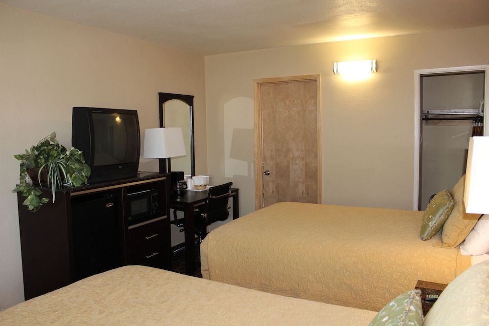 Harbor Inn & Suites - photo 12