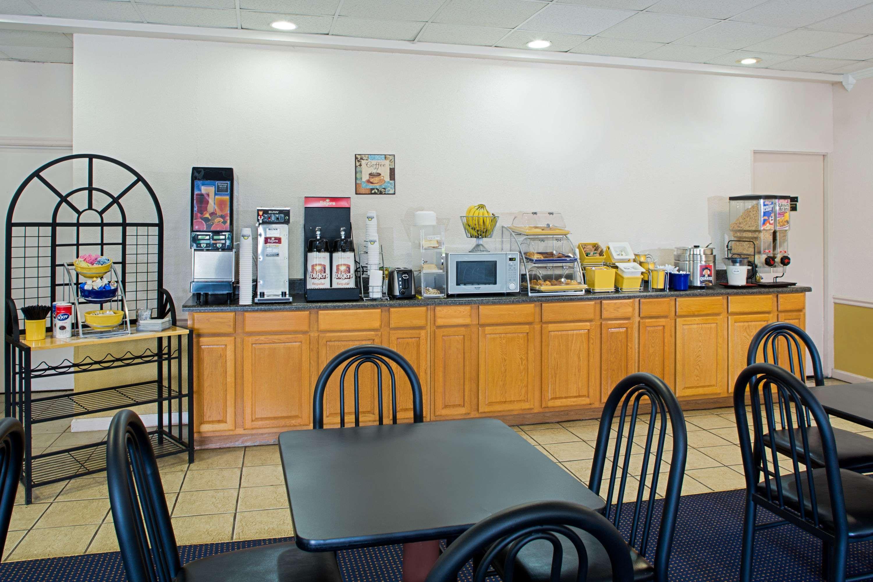 Days Inn by Wyndham Tallahassee Government Center - photo 13