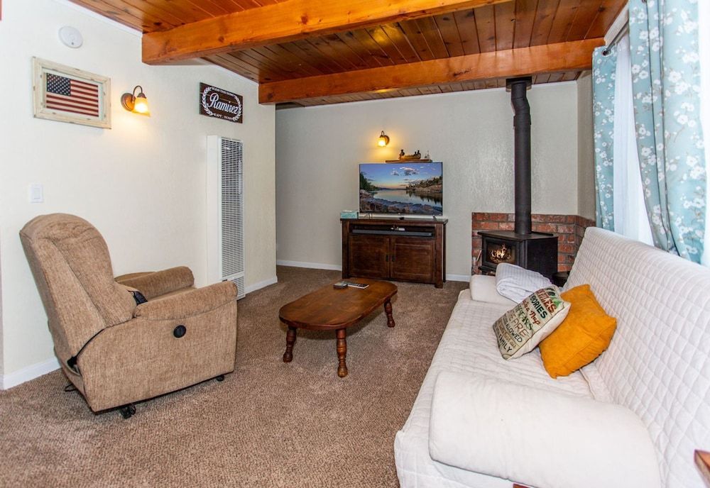 Cub Paws - carbon neutral hotel in Big Bear City