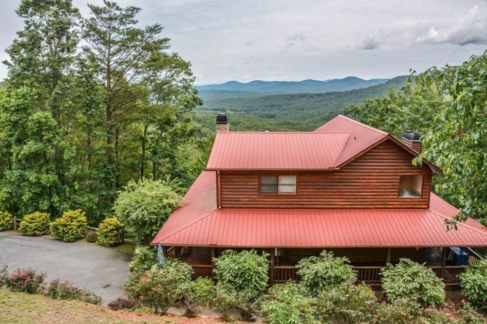Bear Necessities — 4-Star Luxury Hotel in Blue Ridge, United States