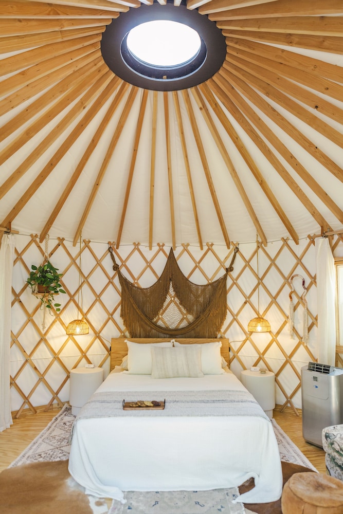 The Peacock Yurt at Camposanto ATX Glamping on Lake Travis — hotel in Lakeway