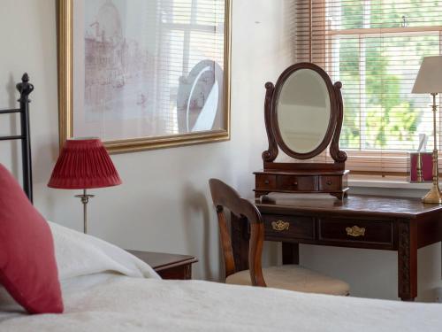 The White House Hotel — hotel in Charmouth