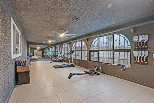 Luxury 5BR Retreat Pool Hot Tub Gym 7000sqf