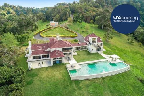 Maleny Chateau Pool Country Experience Creek Gym — Maleny