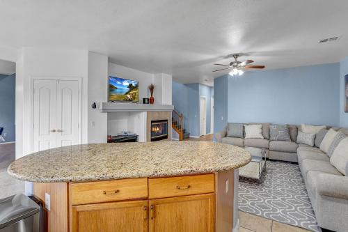 Vibrant Yellow King Room & Desk