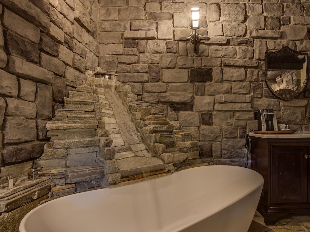Storybook Riverside Inn - photo 9