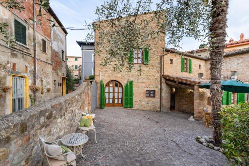 Lajatico Rentals Casa di Alice nel Borgo — 4-Star Luxury Hotel in Lajatico, Italy