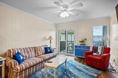 Cheery coastal condo with balcony AC W D 2 pools grills & beach access — 4-Star Luxury Hotel in Atlantic Beach, United States