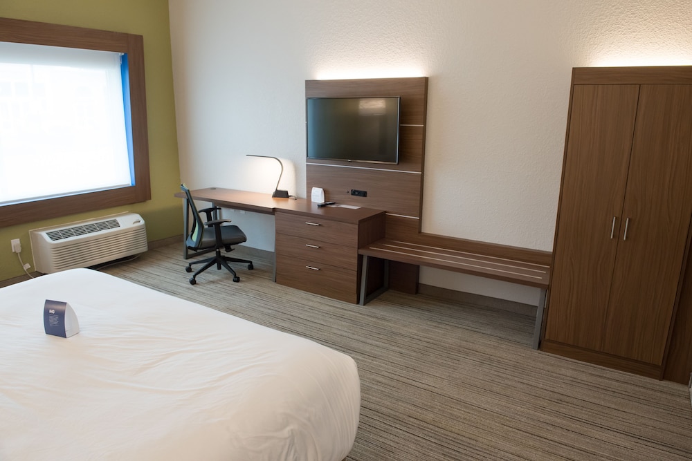 Holiday Inn Express & Suites Merrillville - photo 11
