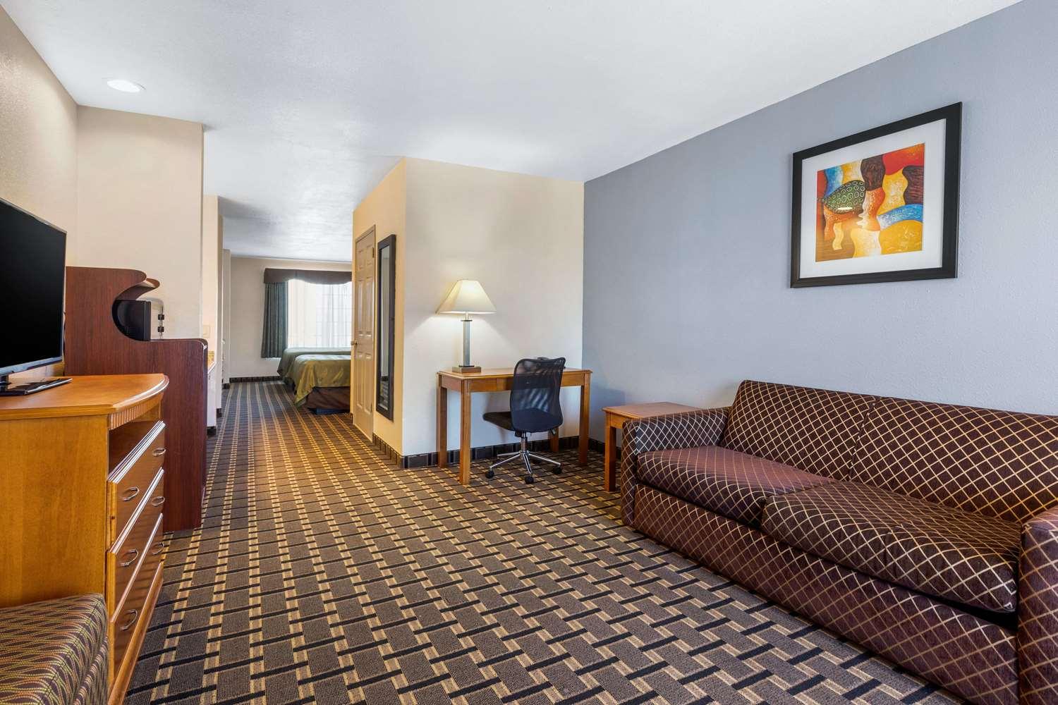 Quality Inn & Suites Huntington Beach Fountain Valley - photo 3