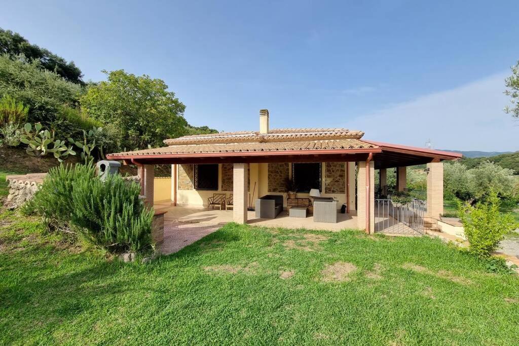 Villa in 8 Ettari di Campagna a 20' Dal Mare — 4-Star Luxury Hotel in Feroleto Antico, Italy
