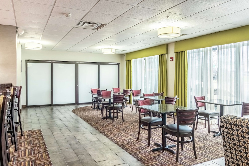 Hampton Inn Youngstown North - photo 35