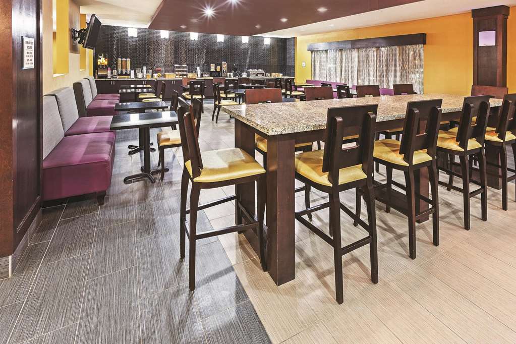La Quinta Inn & Suites by Wyndham Jourdanton Pleasanton - photo 12