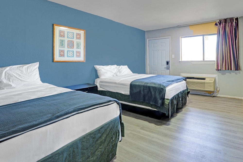 Super 7 Inn By OYO San Antonio NW Medical Center - photo 22