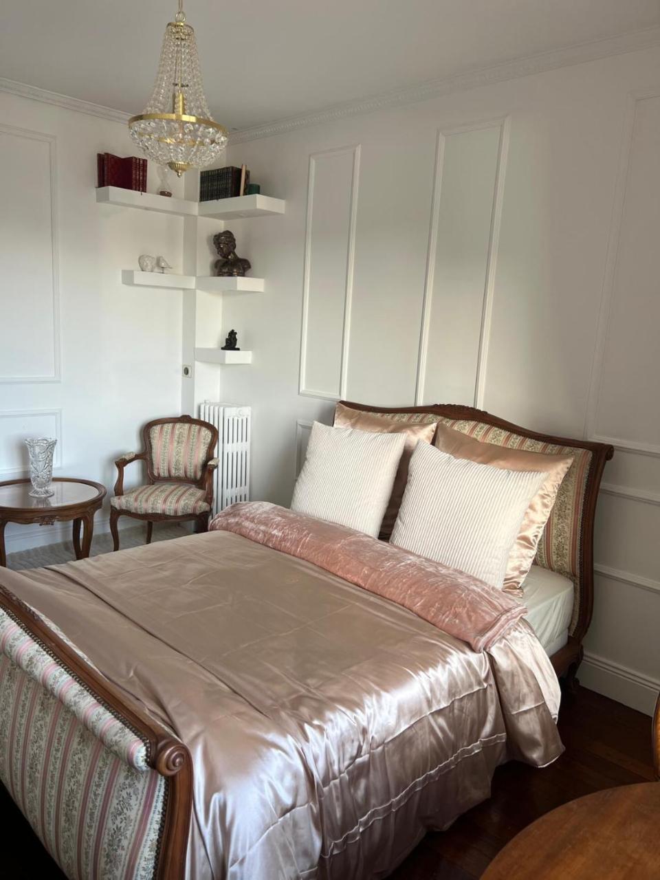 Charming Stay — Unknown City — photo 2