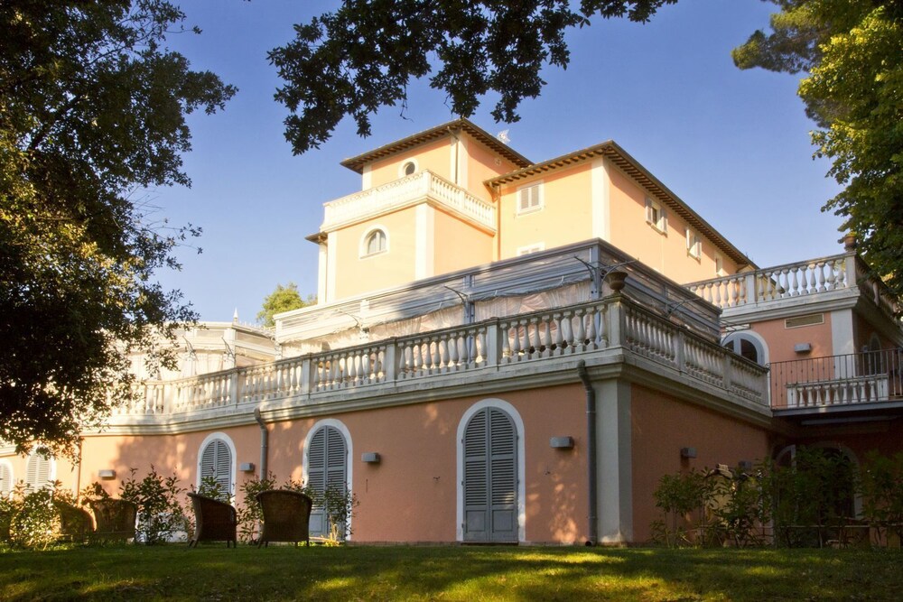 Logge del Perugino Resort — 4-Star Luxury Hotel in Citta Della Pieve, Italy