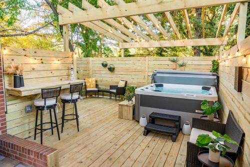 Hot Tub Fire Pit Oasis 3mi to Downtown in Raleigh, United States