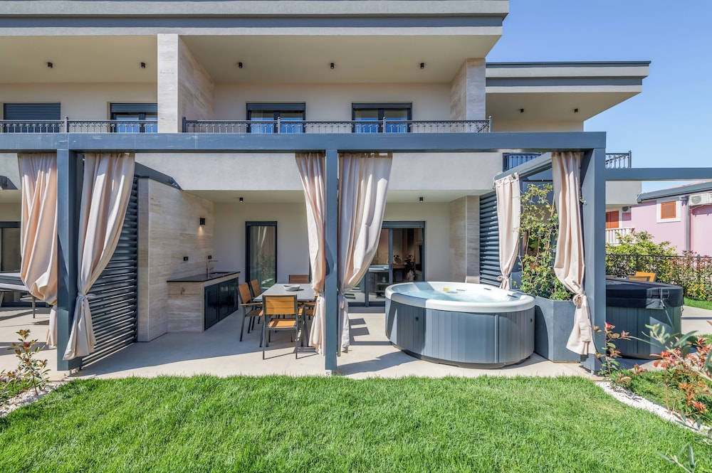 Villa Casa Di Mare Green Garden Villas — 4-Star Luxury Hotel in Donji Seget, Croatia