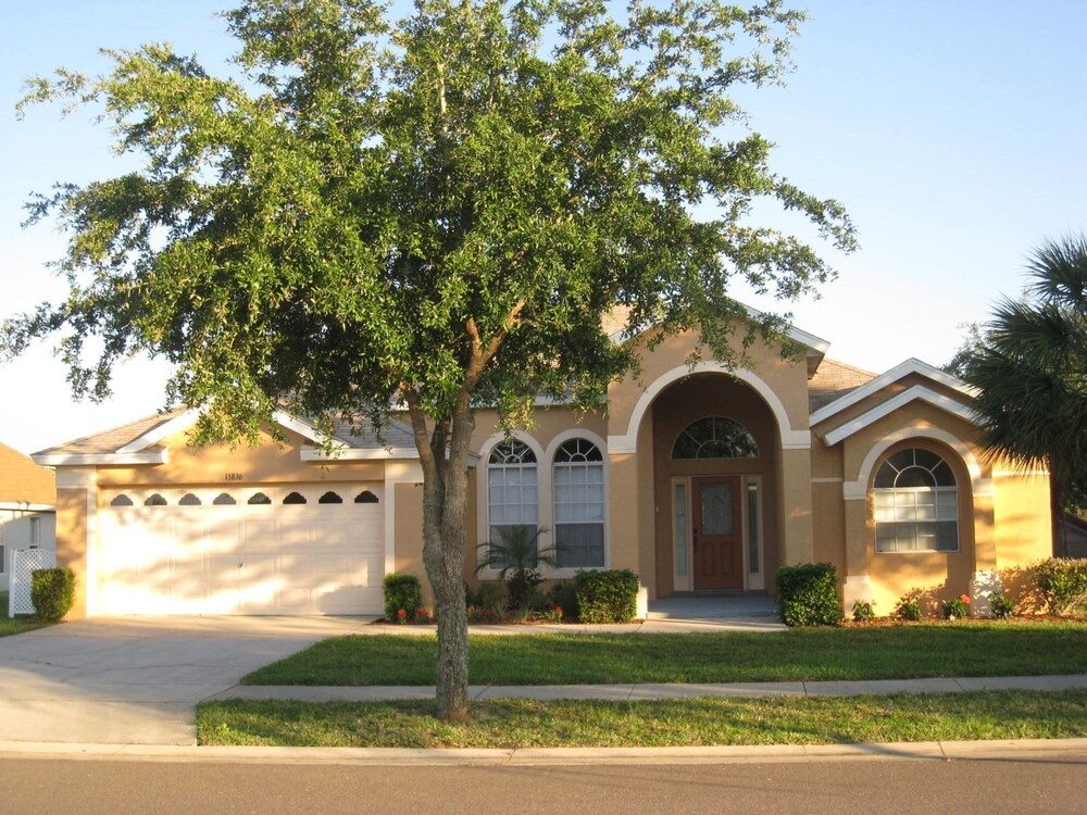 Family Vacation Home With Pool and Spa Near Disney and Universal — 4-Star Luxury Hotel in Orlando, United States
