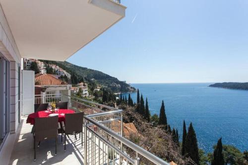 Apartments Villa Ari Superior Three Bedroom Apartment with Balcony and Sea View First Floor
