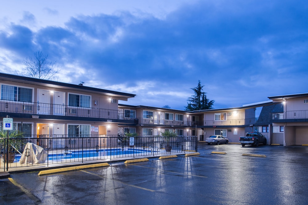 University Inn & Suites - photo 34