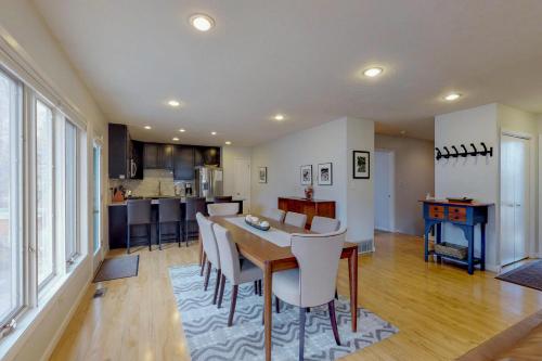 Alpine Getaway - carbon neutral hotel in Gold Hill