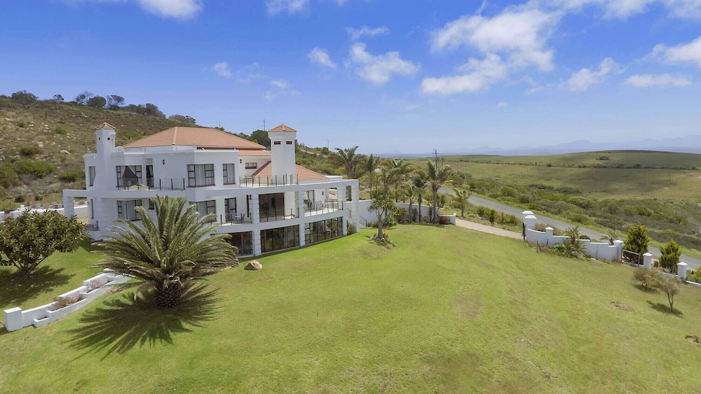 Fly Me To The Moon Guesthouse — 4-Star Luxury Hotel in Mossel Bay, South Africa